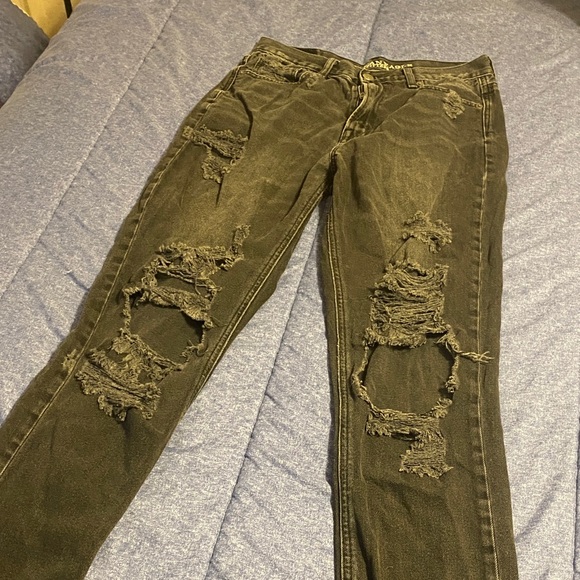 American Eagle Outfitters Black Distressed Mom Jeans - Picture 5 of 9